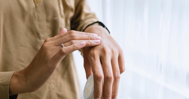 Soins ostéopathiques pendant la ménopause : soulagez vos symptômes naturellement